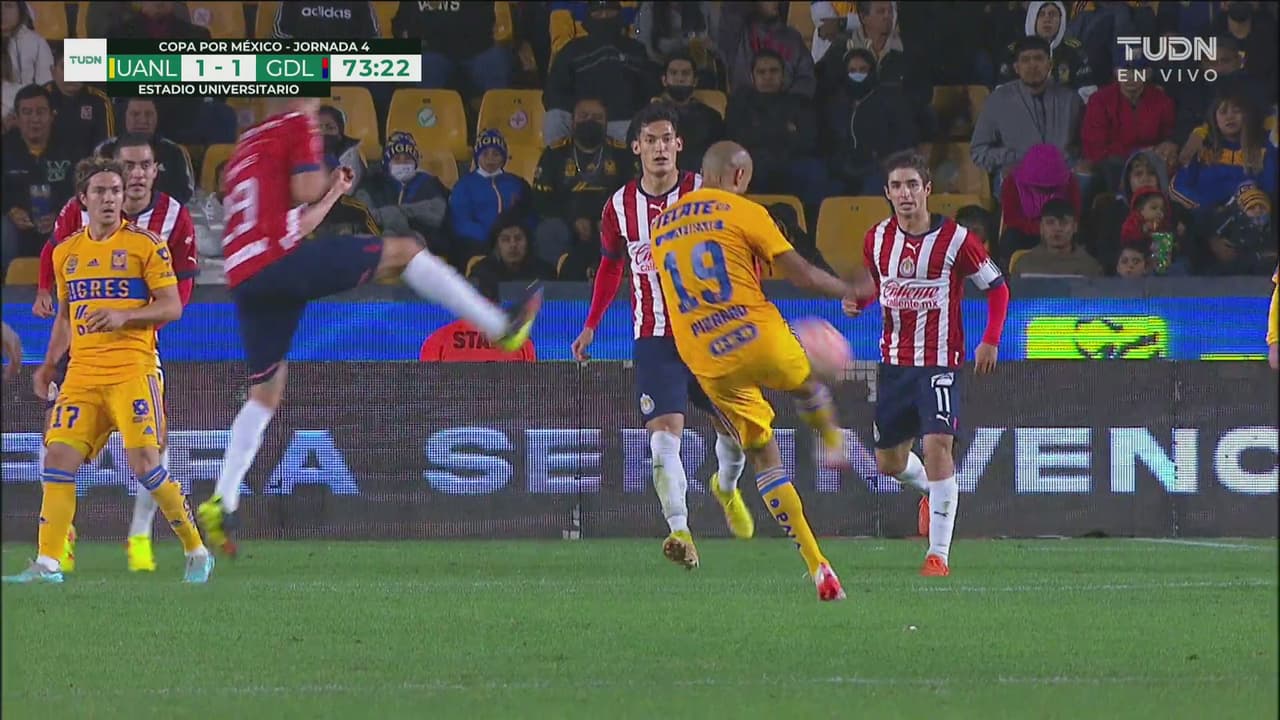 ¡Qué disparo y qué atajada! Pizarro lo prende de aire y Jiménez rechaza