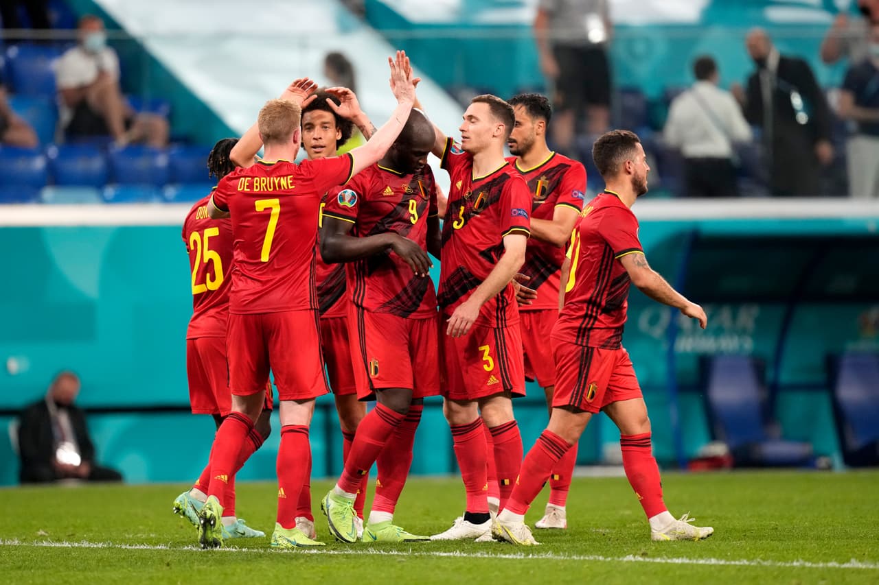 SAINT PETERSBURG, RUSSIA - JUNE 21: Kevin De Bruyne, Axel Witsel, Romelu Lukaku and Thomas Vermaelen of Belgium celebrate their side's first goal, an own goal by Lukas Hradecky of Finland during the UEFA Euro 2020 Championship Group B match between Finland and Belgium at Saint Petersburg Stadium on June 21, 2021 in Saint Petersburg, Russia. (Photo by Dmitry Lovetsky - Pool/Getty Images)
