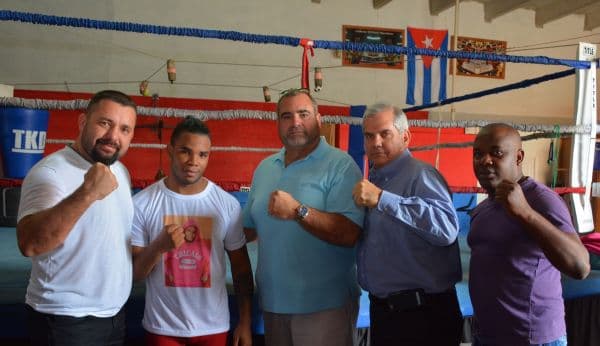 Representantes de Arena Boxing y Veloz Boxing con Hairon Socarrás.
