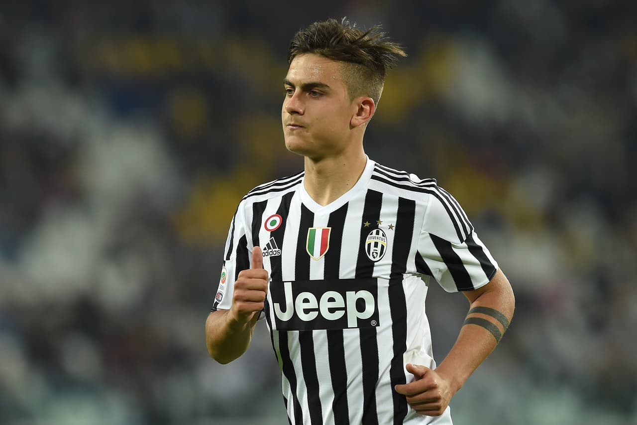 El delantero de la Juventus Paulo Dybala podría ser el sustituto de Lionel Messi en Argentina, cubriendo la posición de la “Pulga” el joven atacante sabe moverse fuera del área y cuenta con buen regate, aunque sin llegar al nivel del jugador del Barcelona.