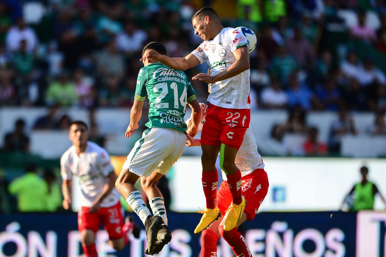 Ricardo Chávez se levanta y evita el remate del medicampista de León Jesse Zamudio.