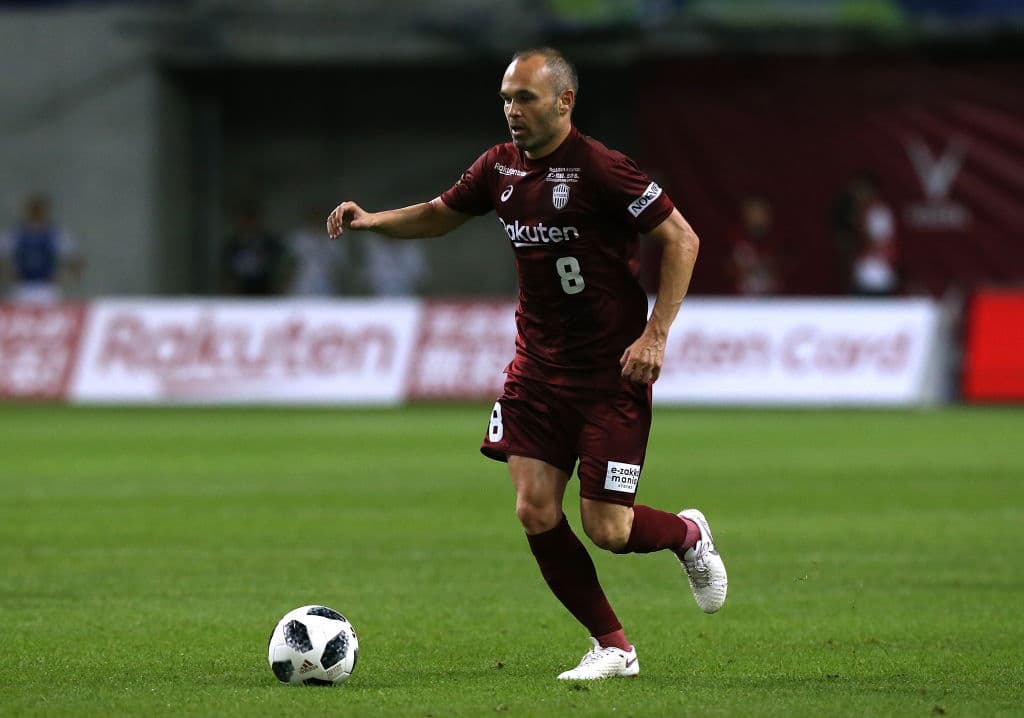 La J1 League de Japón debió hacer una excepción en su reglamento de numeración de la temporada actual para que Iniesta pudiera jugar con su tradicional número 8.