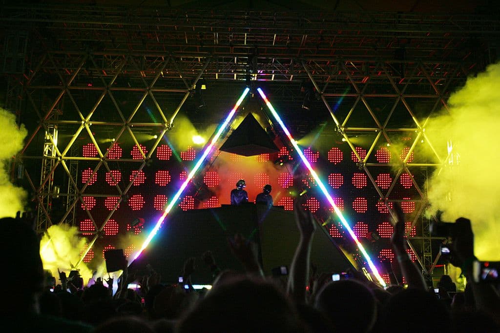 En el clip, los músicos Thomas Bangalter y Guy-Manuel de Homem-Christo, vestidos con sus icónicos trajes de robot, se despiden en el desierto, antes de que uno de ellos se autodestruya.