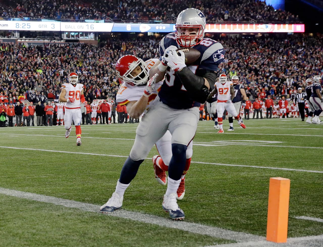 4.- New England Patriots - 16 enero de 2016 (27-20 vs. Kansas City Chiefs) (Playoffs Divisionales).- Dos touchdowns de Rob Gronkowski lo colocaron como el ala cerrada con más anotaciones en la historia de la postemporada y los campeones defensores Patriots avanzaron a un marca de cinco Juegos por el Campeonato de la AFC de manera consecutiva.