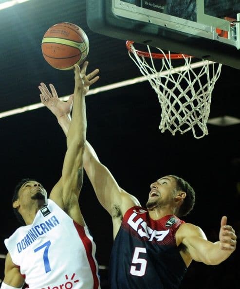 Estados Unidos y España aplastaron el miércoles a República Dominicana y Francia, respectivamente, para seguir su paso invicto en la Copa Mundial de básquetbol.