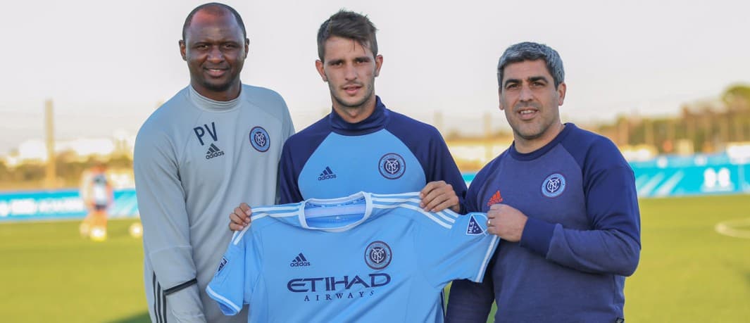 Federico Bravo recibido por Patrick Vieira y Claudio Reyna.