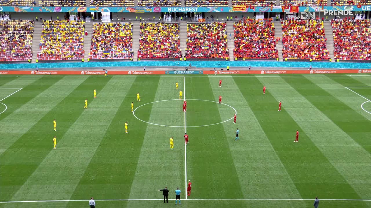 Arranca el partido y la pelota está en juego.