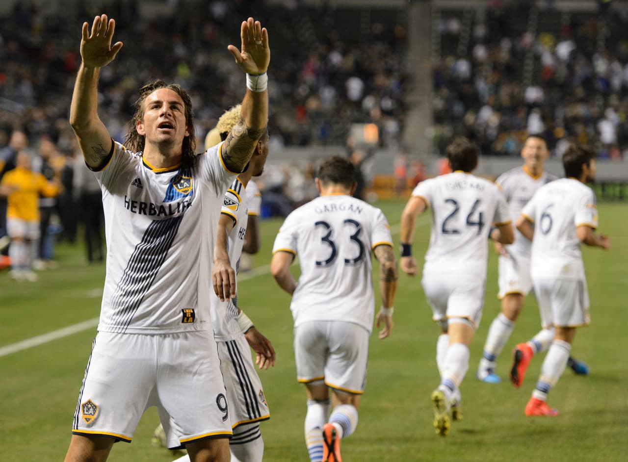 Alan Gordon celebra su gol