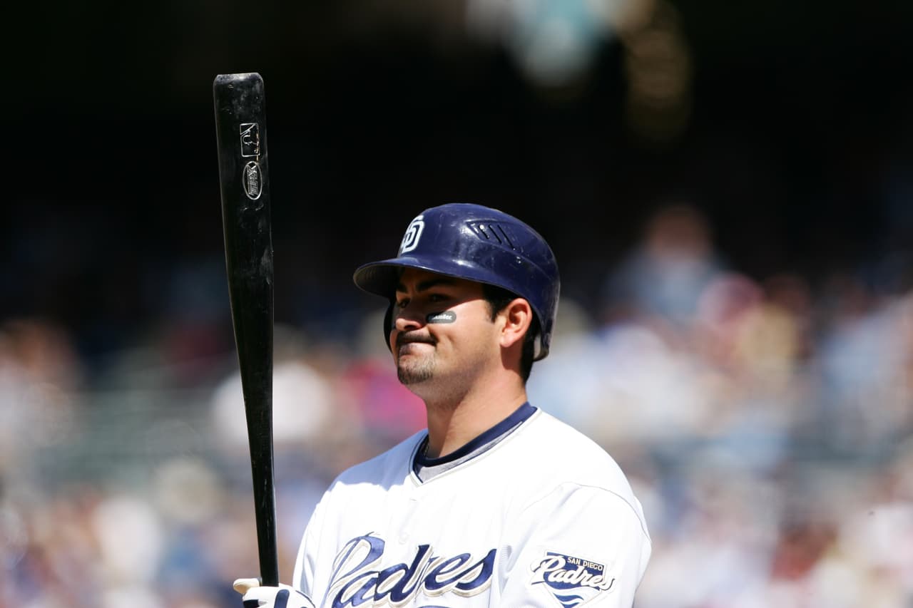 Con los Padres, Adrián conectó 137 cuadrangulares y produjo 419 carreras en 643 encuentros disputados. Toda una estrella.