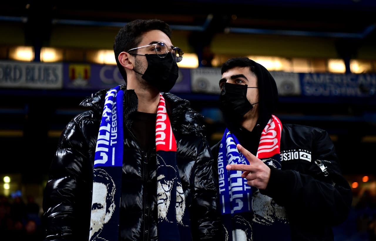 El Stamford Bridge también recibió aficionados con cubrebocas.