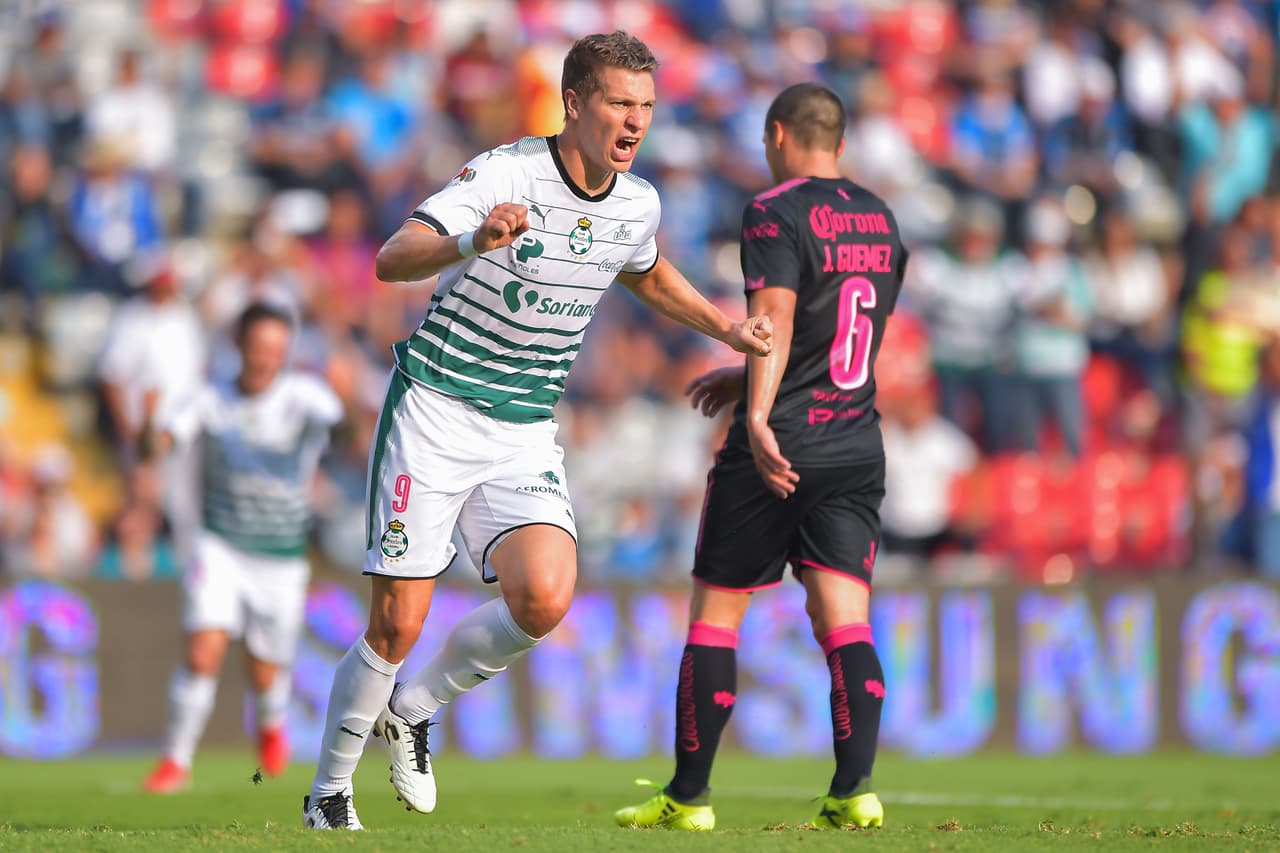 Santos hiló triunfos y ahogó a un desahuciado Gallos