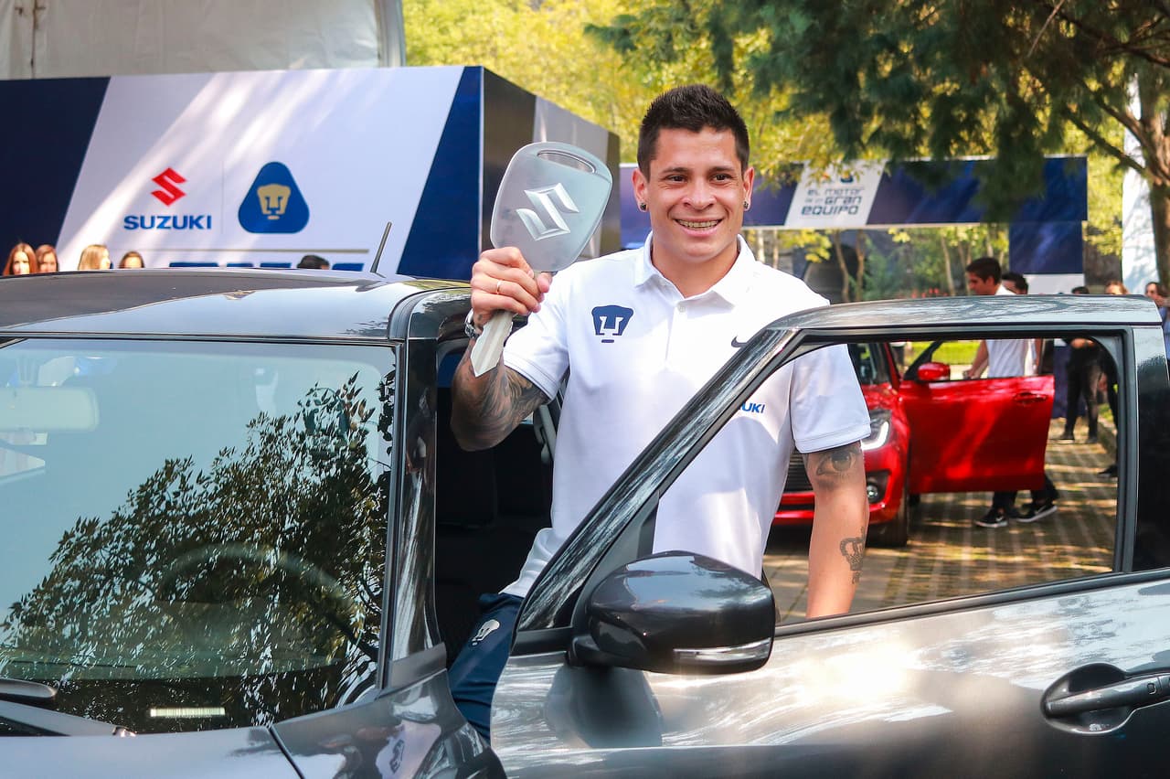 Los miembros de Pumas UNAM recibieron en la Cantera de su marca patrocinadora Suzuki vehículos de la misma gama de colores gris, blanco y rojo, a excepción del DT que recibió uno sport.