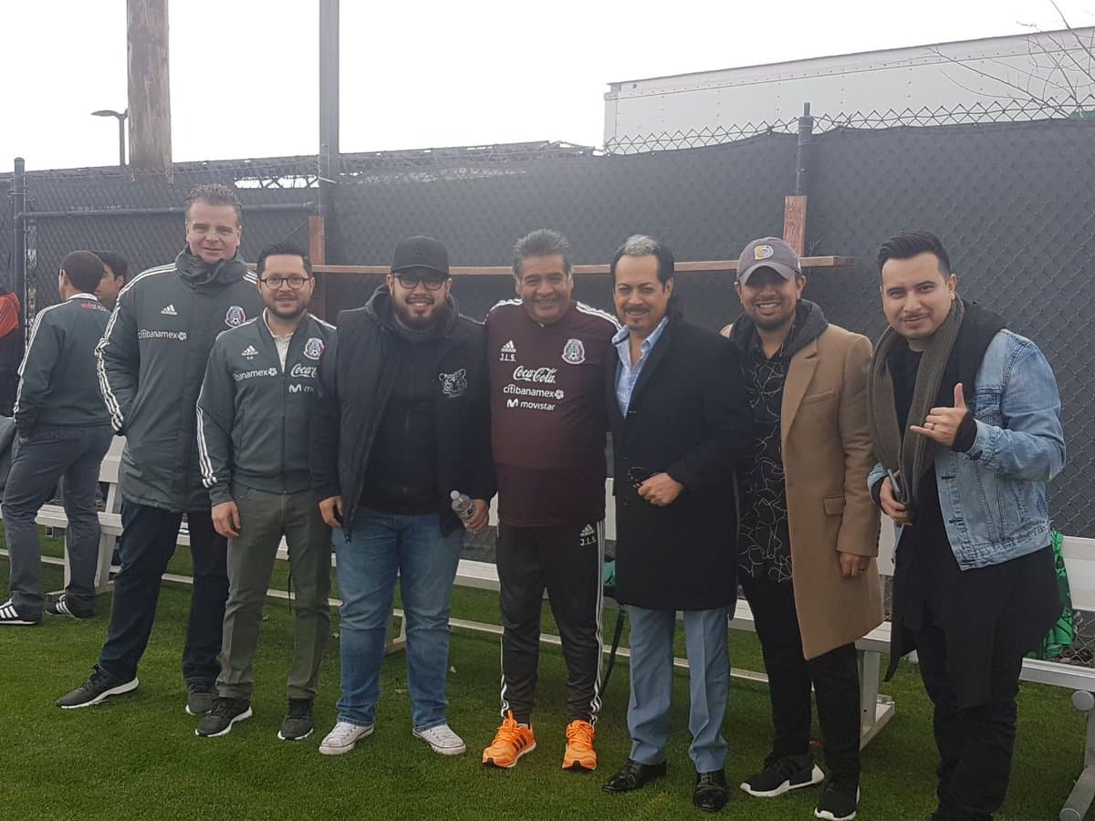 La agrupación mexicana estuvo presente en el entrenamiento del Tri.