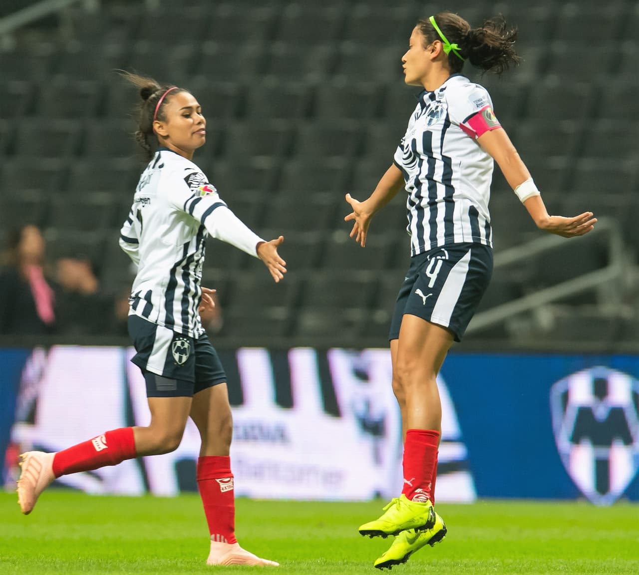 Y apenas a los cinco minutos las Rayadas se fueron adelante en el marcador gracias a la exitos conversión de un penalti que marcó la árbitro central del cotejo.