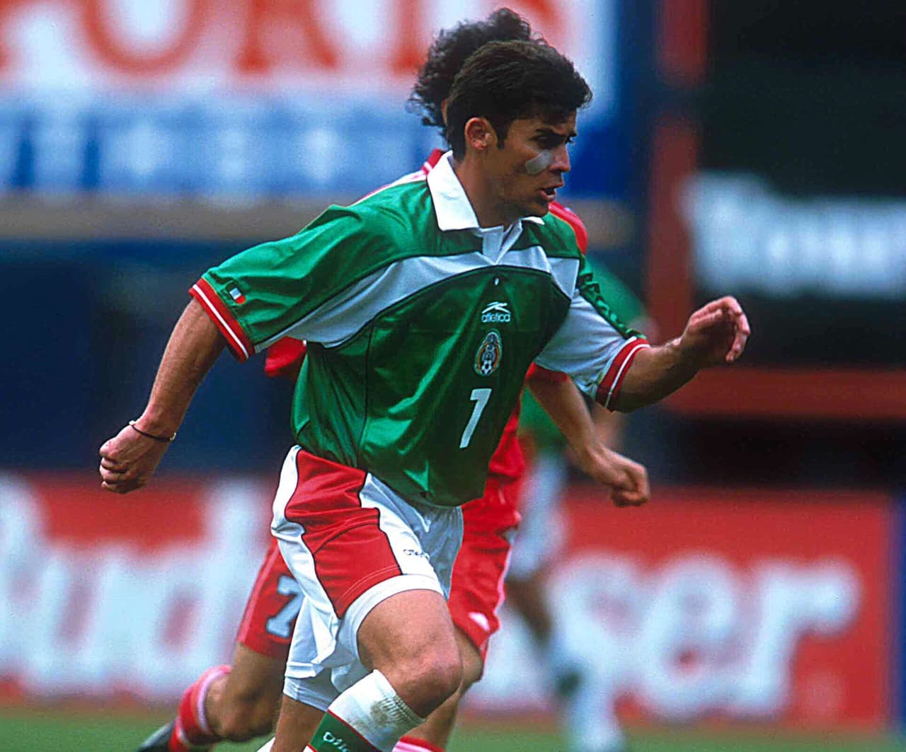 La primera se dio en el 2000, México se medía a Canadá en cuartos de final, Ramón Ramírez anotó por los aztecas al minuto 35 en el primer tiempo.