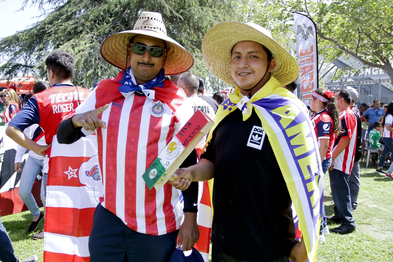 Los hinchas de América y Chivas de Guadalajara vivieron en Los Angeles una edición del Clásico Nacional en medio de la rivalidad de dos grandes y la hermandad entre dos clubes del mismo país.