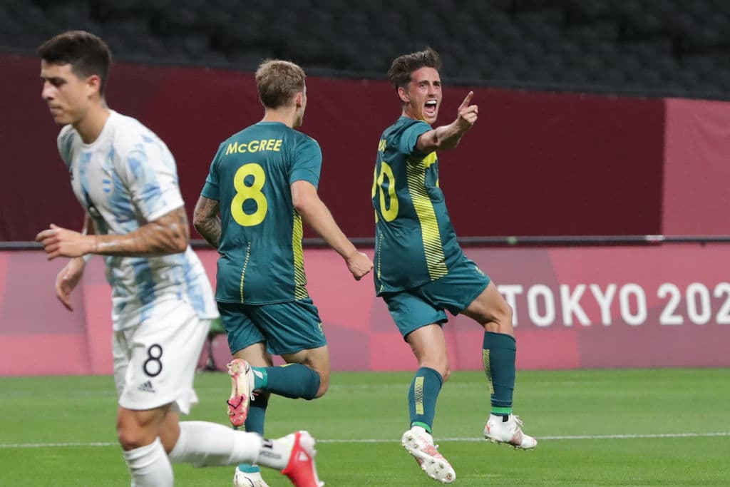 Australia se impone a Argentina 2-0 en su fecha inaugural del Grupo C en los JO de Tokio 2020. Lachlan Wales y Marco Tilio le dieron el triunfo a la escuadra 'aussie'. La escuadra albiceleste se enfrentará ante Arabia Saudita, mientras que España se enfrentará al equipo australiano.