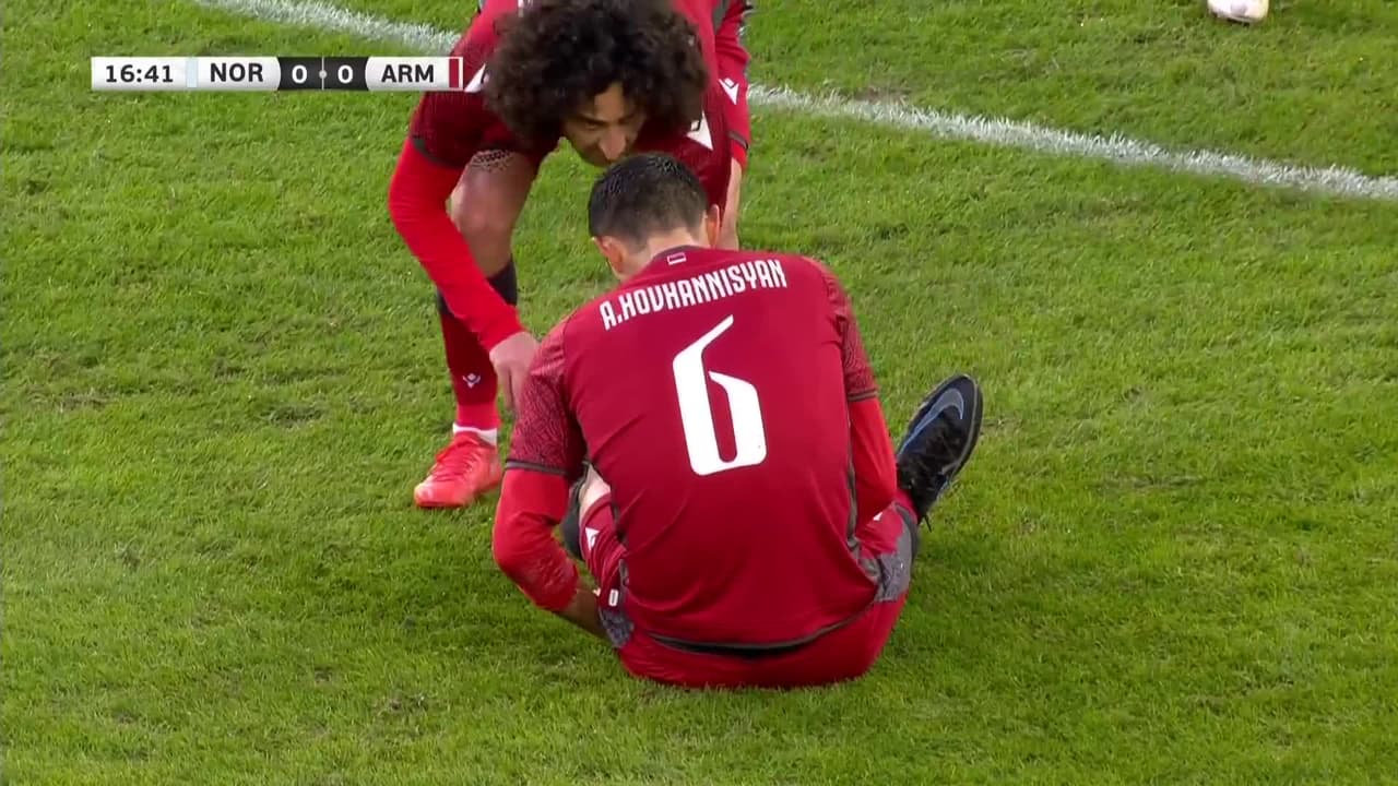 ¡Expulsión! El árbitro saca la roja directa a Arman Hovhannisyan.