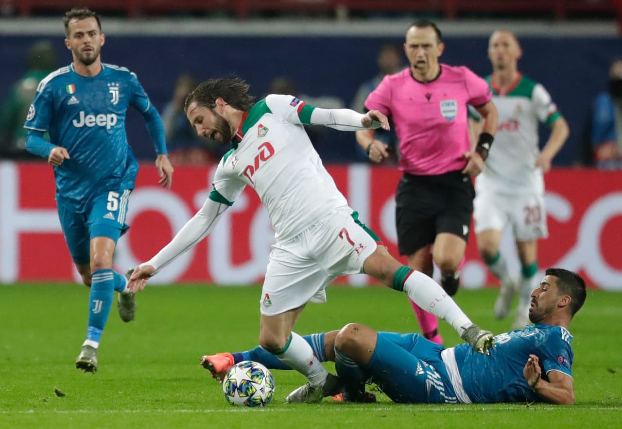 Sami Khedira comete infracción sobre Grzegorz Krychowiak.