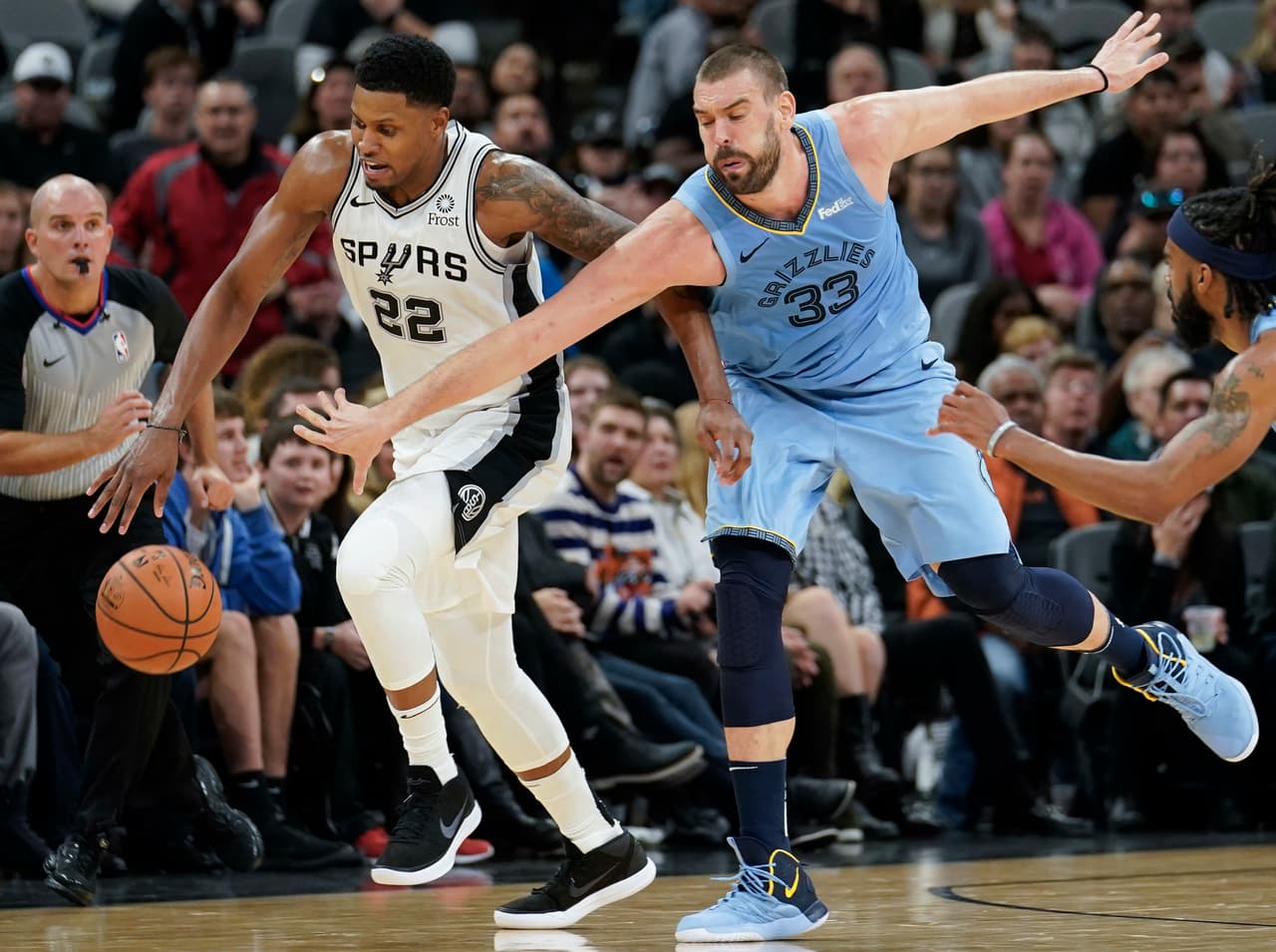 <b>Memphis 104-103 San Antonio</b>. Mike Conley anotó 30 puntos y Marc Gasol hundió dos tiros libre restando 7 décimas y los Grizzlies hunden más a los Spurs, por quienes brilló DeMar DeRozan (24 pts).