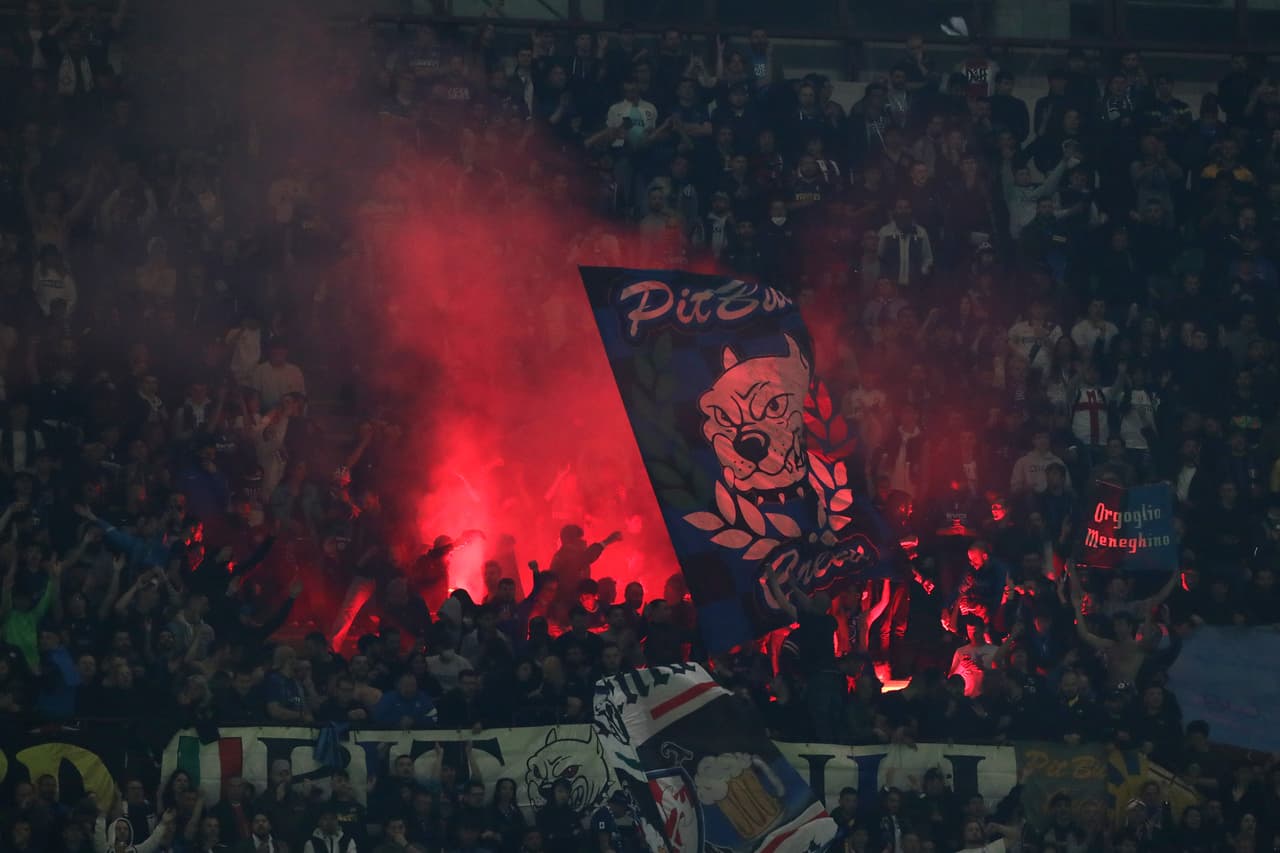 En las gradas de San Siro los aficionados vivían su propio partido.