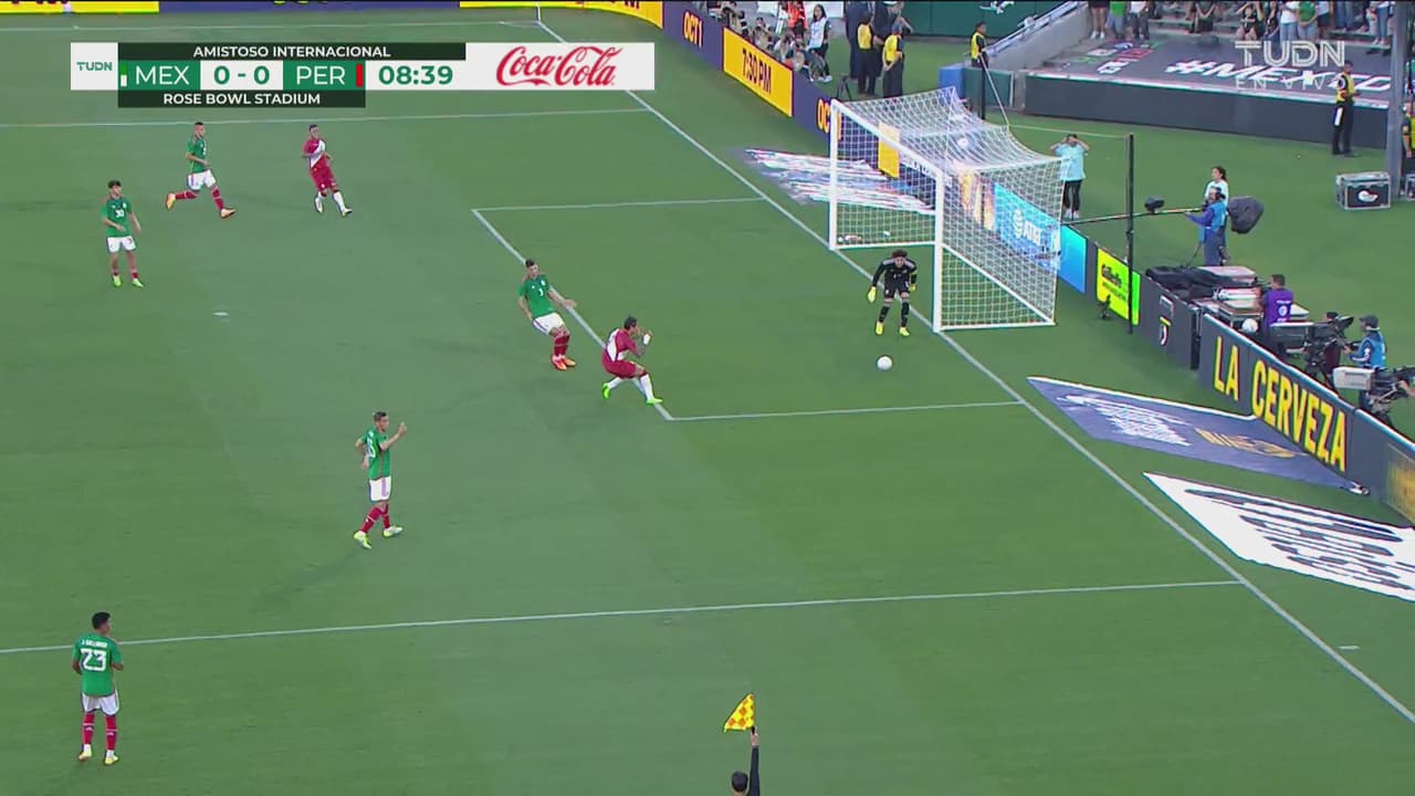 ¡Perú llega primero! Lapadula había quedado solo, pero en fuera de lugar