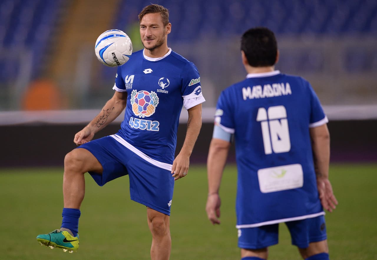 Maradona y Totti jugaron en el mismo equipo y se enfrentaron a otra pareja de delanteros de lujo, formada por Ronaldinho y Kanouté.