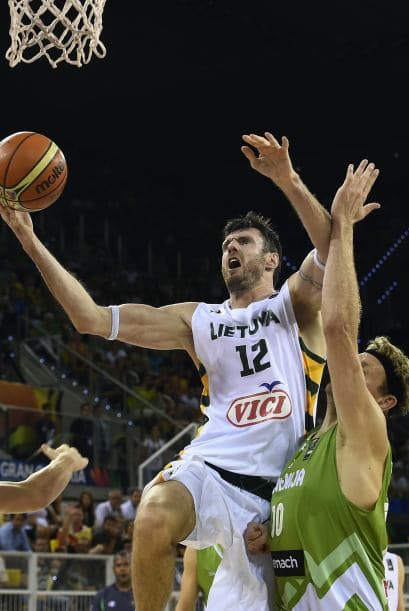 La selección de Lituania ha terminado primera en el grupo D de la Copa del Mundo de baloncesto 2014 FIBA tras vencer a Eslovenia que ha ofrecido su mejor y peor versión en el Gran Canaria Arena (67-64)