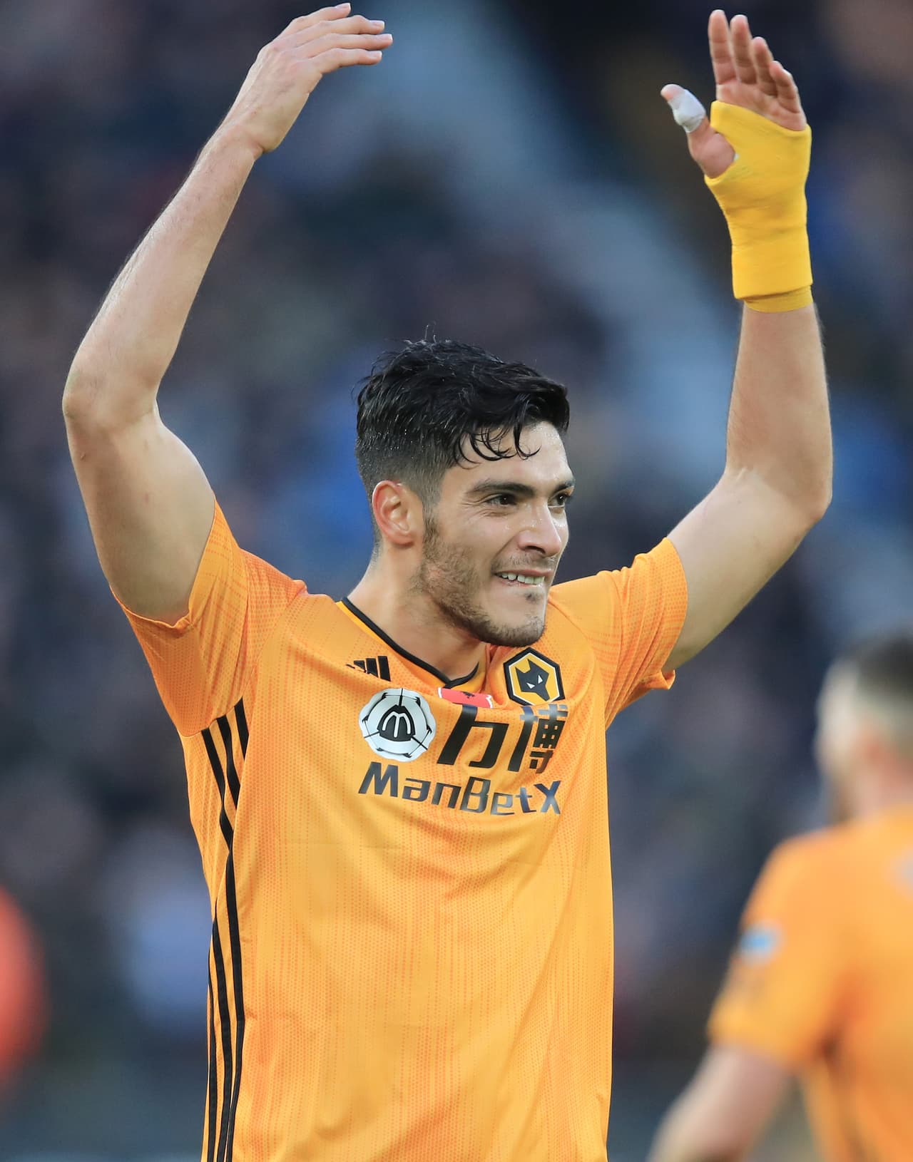 El mexicano Raúl Jiménez llega a su gol número 30 con los Wolves y ganan ante el Aston Villa por 2-1.