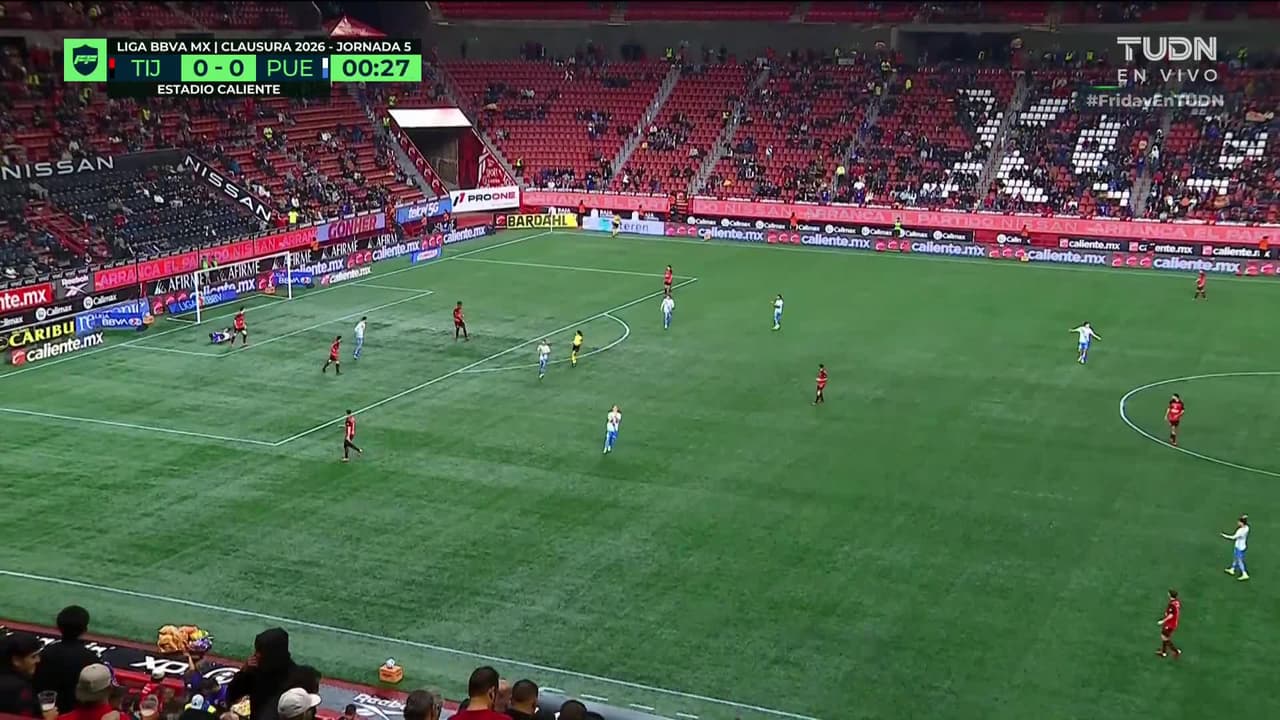 Arranca el partido y la pelota está en juego.