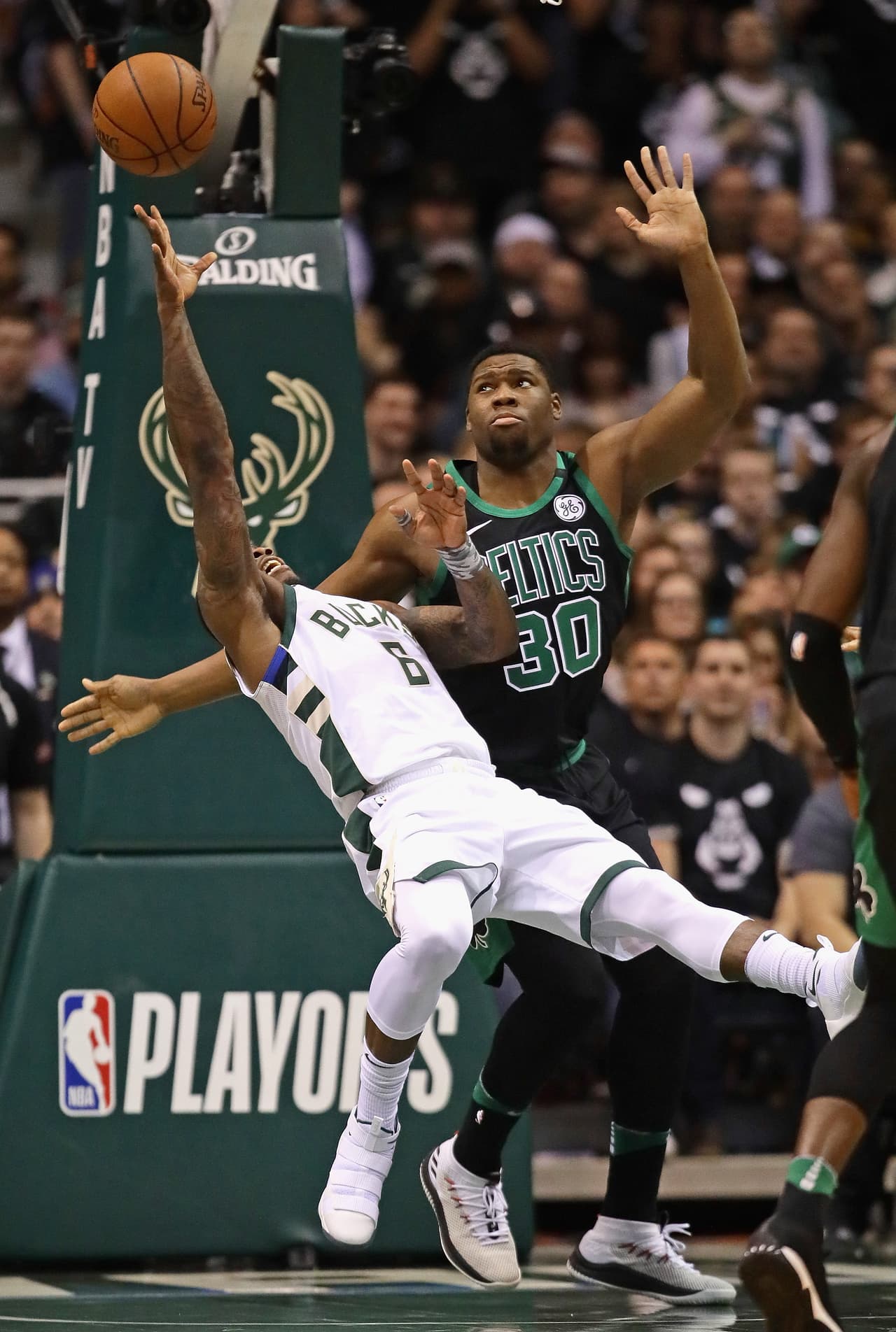 Con unos Bucks desacertados en el Harris Bradley Center, el juego se puso 75-67 y apretó el marcador.