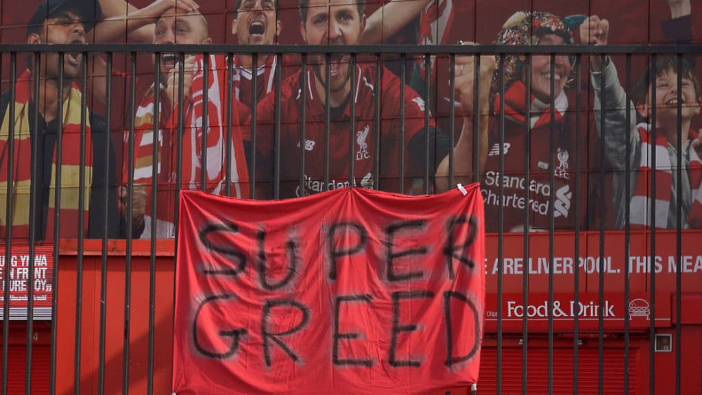 Afuera de Anfield, letreros de fanáticos en contra de la Super Liga son colgados para mostrar su desacuerdo.