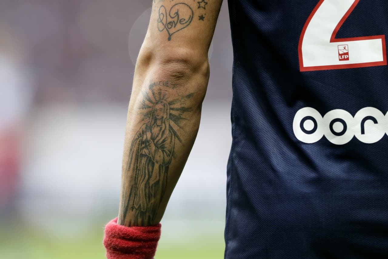 Lavezzi demuestra su devoción con una imagen en el antebrazo izquierdo con la Virgen.