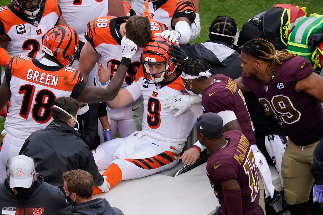 Joe Burrow salió lesionado en el encuentro de los Bengals frente a Washington.
<br>