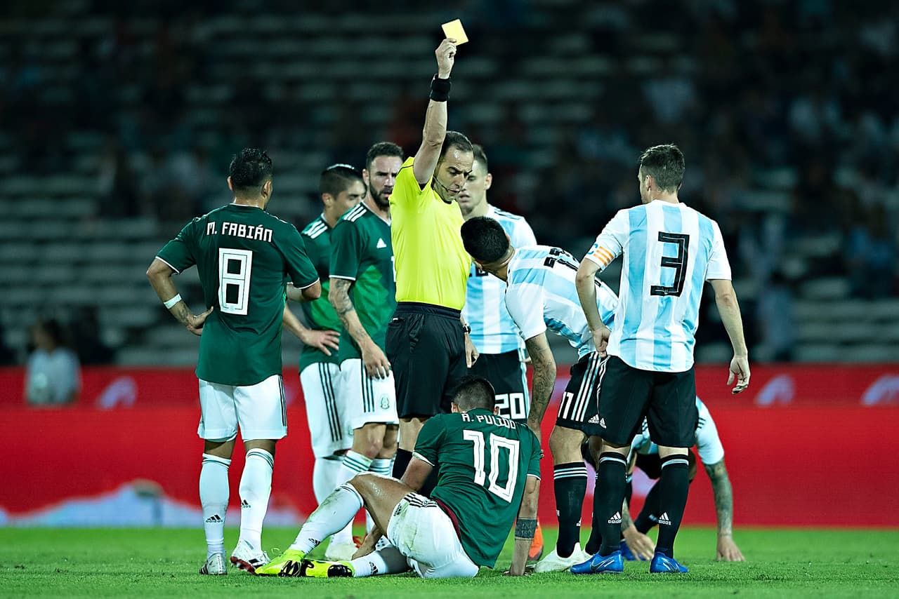 El árbitro uruguayo Esteban Ostojich no tuvo mayores problemas durante el juego, solo mostró dos amarillas, a Marco Fabián de México y Ángel Correa de Argentina (derecha).