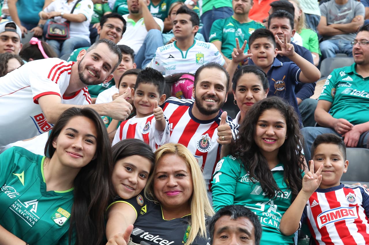 El colorido de la afición en la Jornada 6