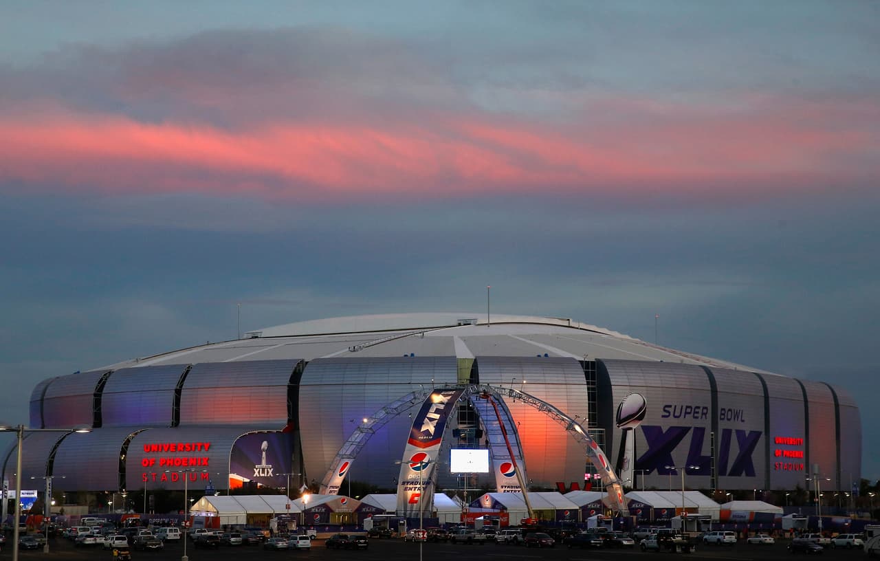 En Glendale, Arizona, está el Estadio de la Universidad de Phoenix: más de 60 mil aficionados caben en sus gradas.