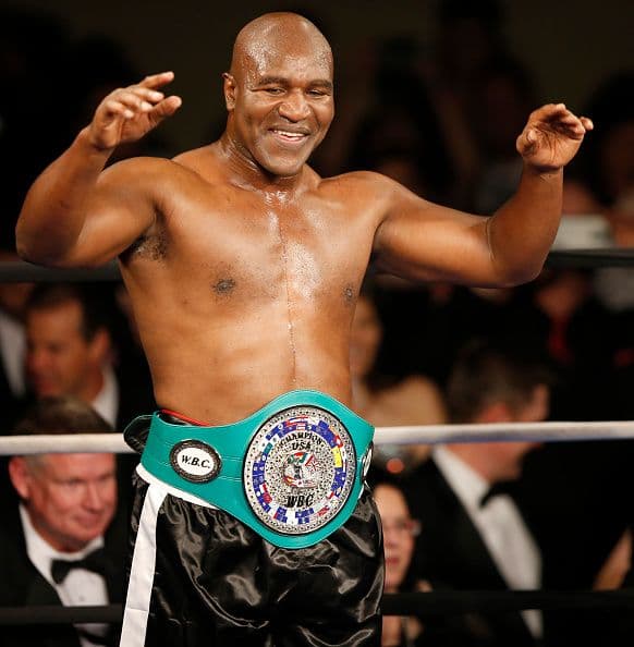 Por su puesto se lelvó su cinturón de campeó.