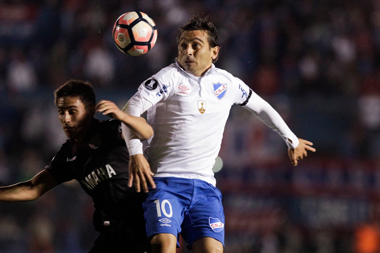 La playera principal de Nacional de Uruguay fue reconocida por su sencillez: lo tradicional bien hecho no pierde vigencia.