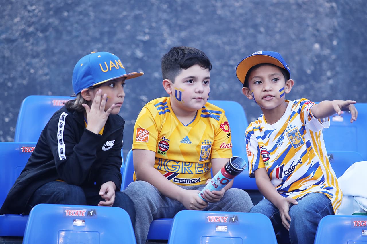 Los fanáticos de Tigres y Santos disfrutan en el Estadio Universitario la antesala del partido por la Jornada 5 del Clausura 2019.