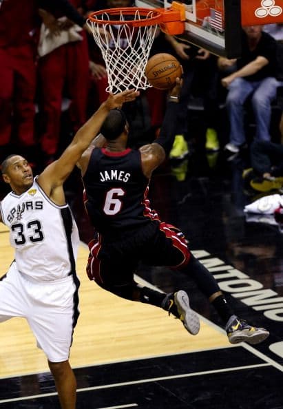 Todo o nada. Dispuestos a dejar la vida en la cancha San Antonio fue por su quinto campeonato mientras Miami buscaba salir de la mala racha 3-1 pese a que ningún equipo en la historia lo había logrado en una final. San Antonio apaleó a Miami.          
