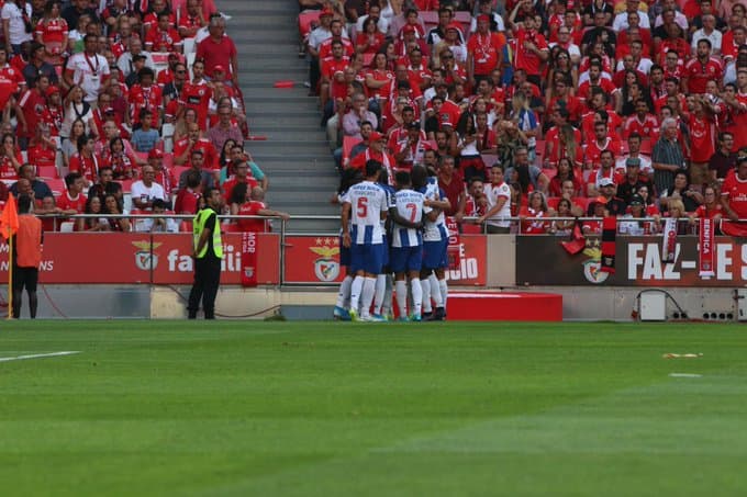 Porto conquistó Lisboa y venció 2-0 al Benfica para alcanzarlo en la cima de la clasificación. Marega y Zé Luís anotaron, mientras que Jesús Corona jugó todo el partido.
