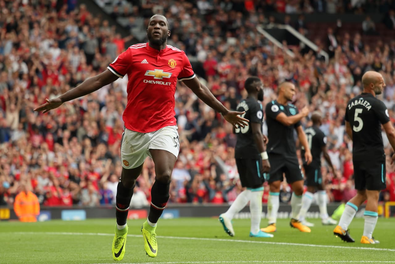 Los Hammers iniciaron cayendo goleados 4-0 por el Manchester United en Old Trafford.