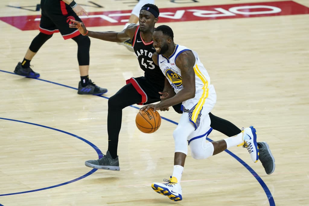 Draymond Green marcado por Pascal Siakam en una postal del partido que describe el esfuerzo del equipo campeón de la Conferencia del Este.