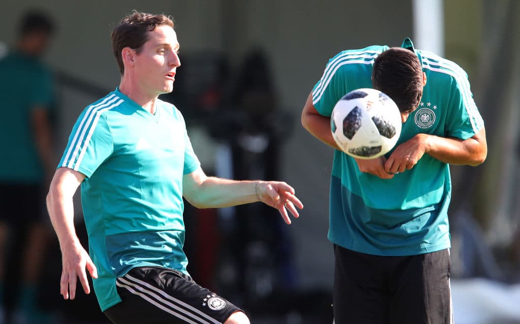 En la gráfica, en medio de una soleada tarde con la que los germanos concluyeron la preparación para el duelo ante México, Sebastian Rudy y Sami Khedira se sueltan con el golpeo de balón.