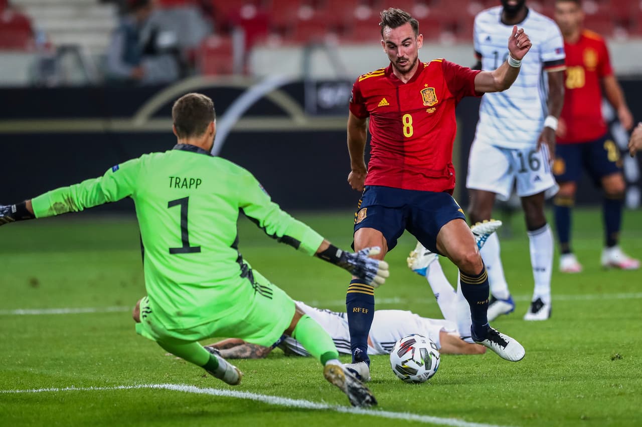 ¡Hay portero! De Gea detiene el balón.