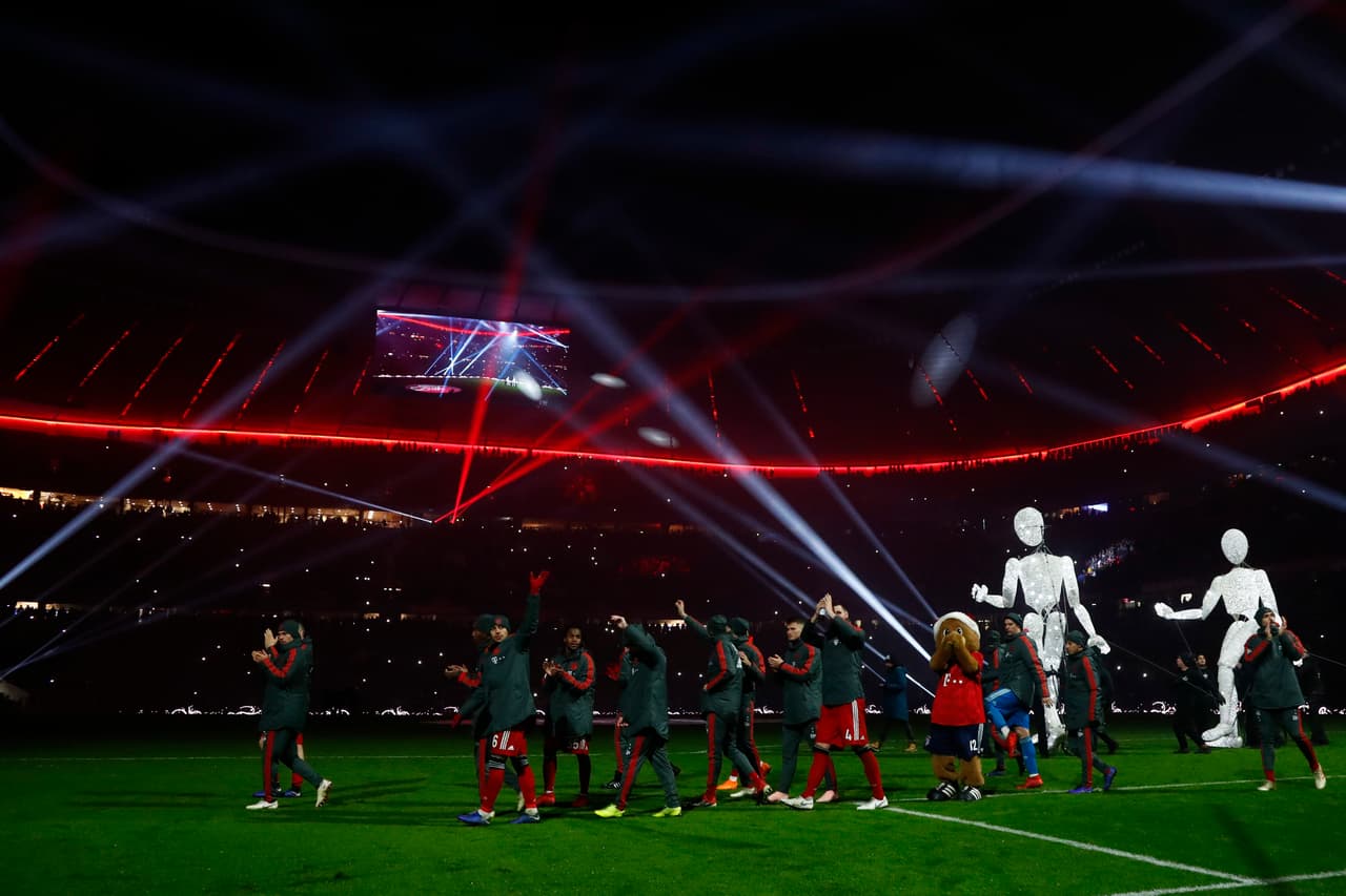 Bayern Munich organizó ante sus fanáticos una presentación llena de luces en el Allianz Arena previo al partido contra Leipzig, que dio tanto espectáculo como el propio juego de Bundesliga.