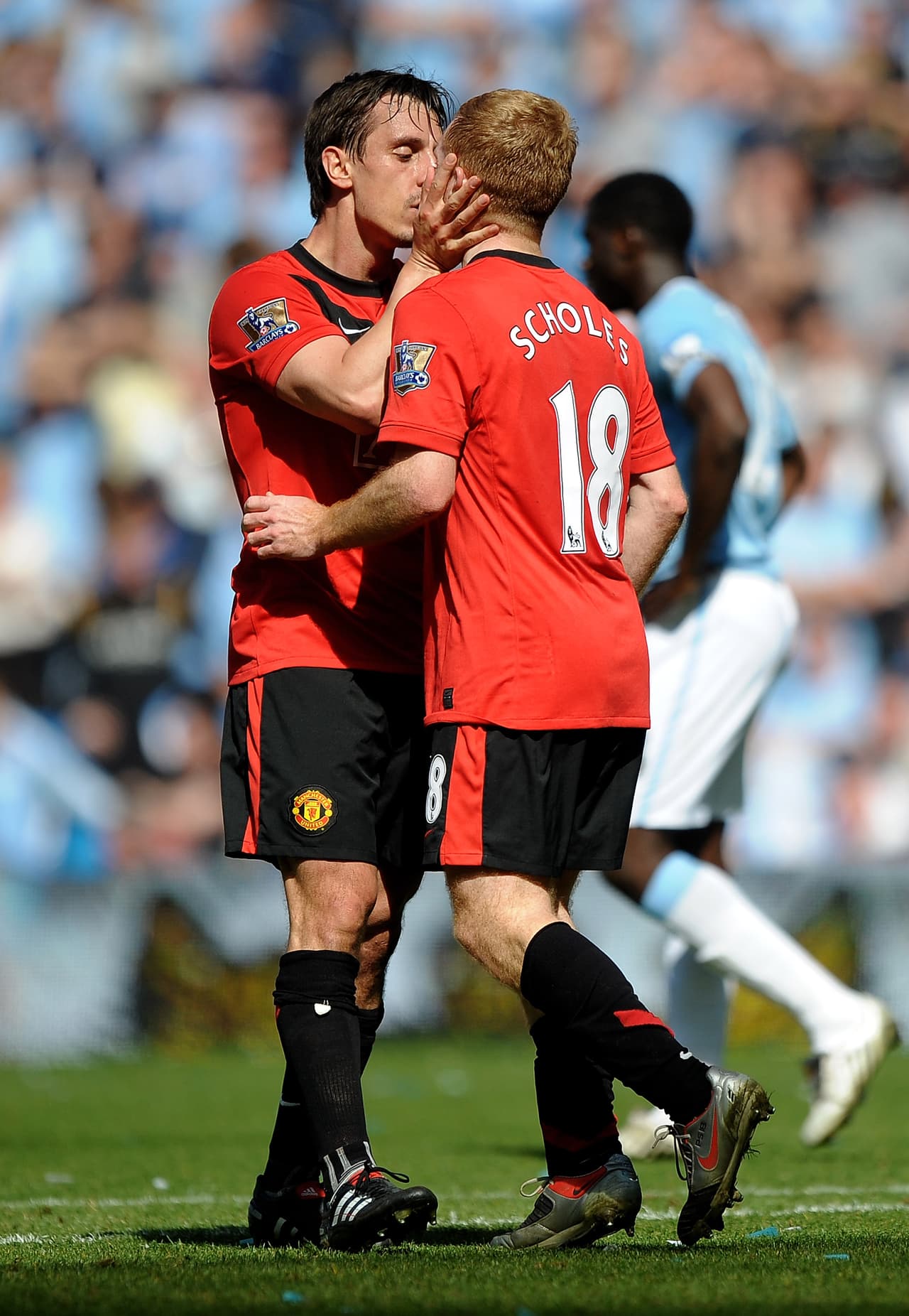 Gary Neville y Paul Scholles son ejemplo de que las pulsaciones en la cancha muchas veces se llegan a resumir en un beso en medio de la felicidad. Es una muestra gigante de confianza y aprecio.