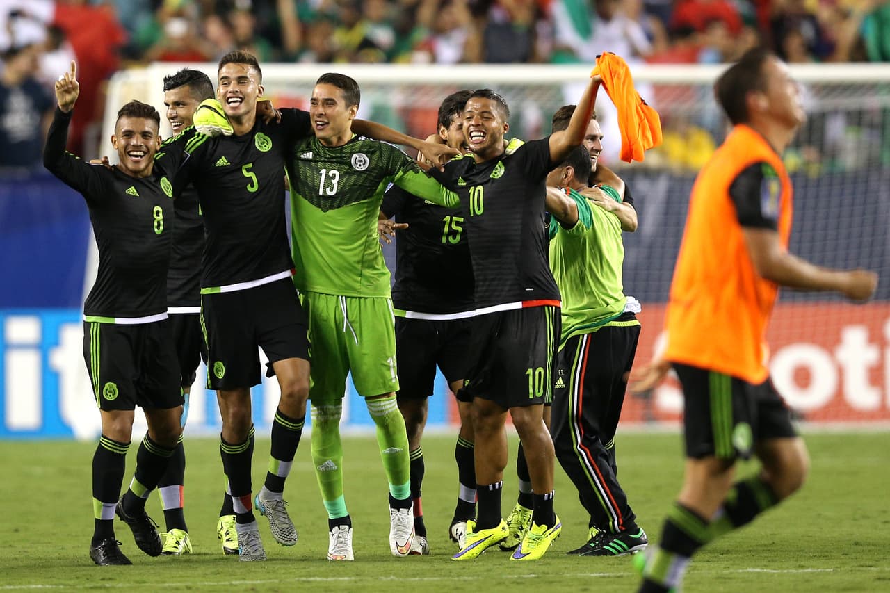 Giovani festeja con el Tri la obtención de la Copa Oro.