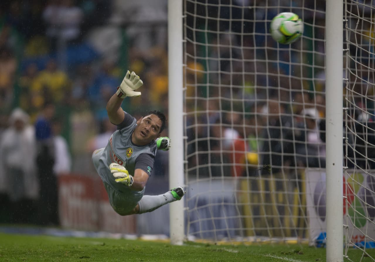 Moisés Muñoz selló su condición de ídolo en los penaltis y, de paso, le dio un título al América contra un gran rival y en un partido épico.